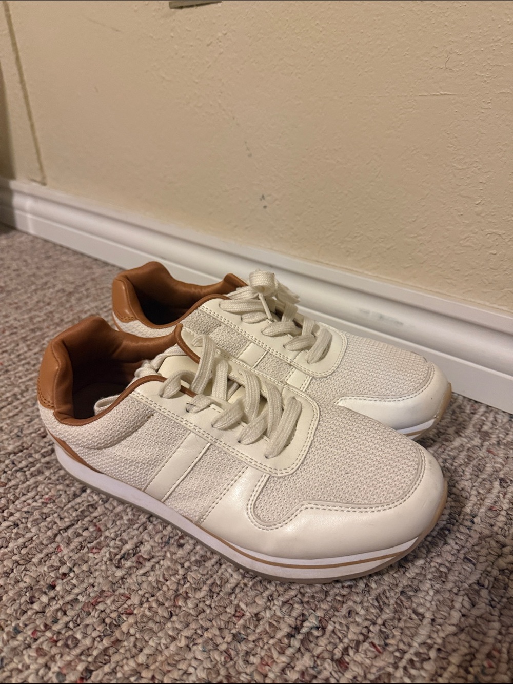 Banana Republic Cream and Tan Low-Top Sneakers